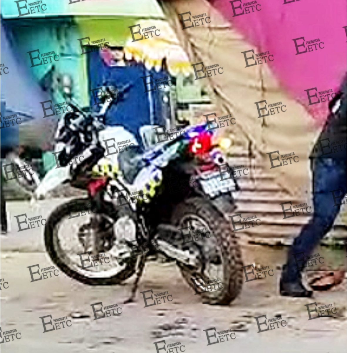 T1EETC_NOTICIAS's tweet photo. #INDIGNANTE SIGUE LA BÚSQUEDA 

IDENTIFICAN A HOMBRE QUE AGREDÍA A UNA MADRE E HIJA LUEGO LE DISPARÓ A UN SEÑOR QUE INTENTÓ EVITARLO (ES SUPERVISOR DE SEGURIDAD) 😡😡😡🔥

Redacción por Guate bajo Fuego

Indignación ha causado el video tomado este pasado domingo en una feria en Casillas, Santa Rosa, lugar donde una jovencita grabó el momento exacto en el que un hombre golpeaba a una mujer. Claramente se ve como la menor intenta intervenir para evitar que golpeen a su madre pero ella también es agredida.

Fué ahí cuando interviene el papá de la jovencita que está grabando y con fuertes golpes logra evitar que siga agrediendo a la madre e hija. Lamentablemente el hombre estaba armado y minutos después desenfunda su arma para dispararle al valiente hombre que las defendió.

Posterior al hecho el señor Juan Morales Martínez, de 60 años de edad, falleció ante los ojos de su hija cuando era trasladado a un centro asistencial a bordo de un pickup, era originario de Jumaytepeque, Nueva Santa Rosa.

EL ASESINO ES SUPERVISOR DE SEGURIDAD

El agresor fue identificado como Pablo Rosales Rivas, quien labora como supervisor para la empresa Cassesa, utilizando la moto y el arma de la empresa de forma ilegal.

La ley 52-2010 la cual es un acuerdo gubernativo indica que todo agente supervisor y lo que sea de seguridad deben de portar el uniforme registrado para llevar un arma de fuego de lo contrario entran en portación ilegal de arma de fuego. #JusticiaYa #Comparte

Recuerda unirte a mi canal de WhatsApp 👇 https://t.co/Q7WNNFYKzL

VIDEO 👇 
https://t.co/yZwfarDbzL

@PNCdeGuatemala @MPguatemala necesitan algo más para actuar????

Ya es tiempo de trabajar a favor del pueblo 4 años dañando la imagen del país.