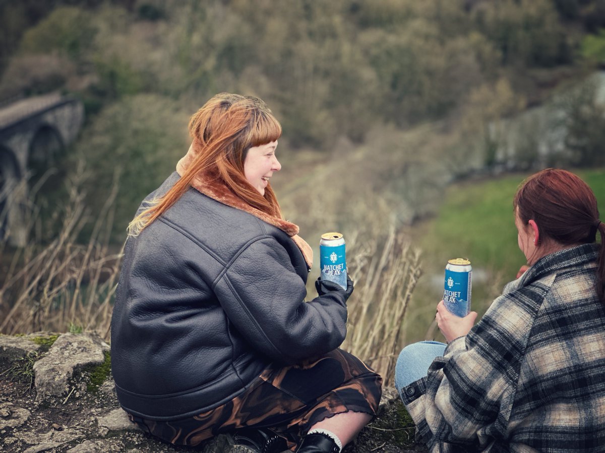 Now available in cans🏔️⬇️ Hatchet Peak 4.8% is a truly audacious hazy pale ale, bursting with an enormous array of tropical fruit flavours thanks to the combination of Chinook, Centennial, Columbus, Citra and Sabro hops. Click the link to shop 🔗 thornbridgebrewery.co.uk/search?q=hatch…