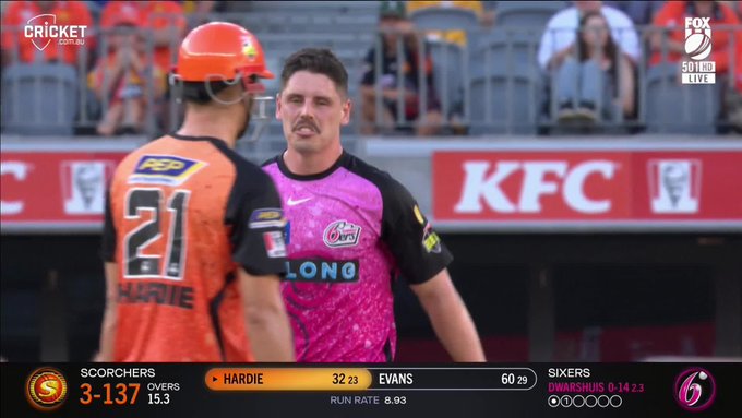 Few words exchanged here 👀 📹 Credits: Twitter/BBL