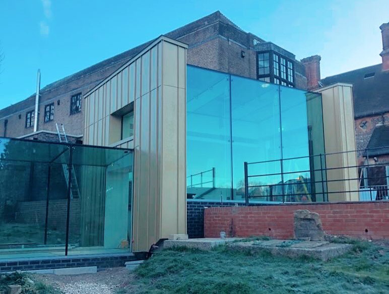 salmon_group's tweet image. 🏫 Bradfield College, Reading
.
.
🔸 #Elzinc Rainbow Gold Cladding Including Substrate 
🔸 PC: @FelthamCLtd 
🔸 Architect: #SquiresandBrown
🔸 Supplier: @ALM_ALMHM , @Celotex , #Fixfast 
.
.
#Roofing #Cladding #Zinc #Design #Architecture #Gold #Education 
salmonsolutions.co.uk