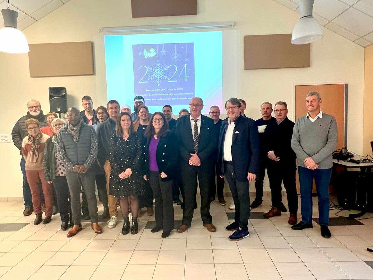 GroupeUCD35's tweet photo. #AVOSCOTES 🏃‍♀️Quoi de mieux que de débuter cette année olympique par un marathon des vœux ?

🔵11 cantons, 191 communes et 1 plaisir de partager ces cérémonies des vœux avec vous et évoquer les projets pour 2024.

Retour sur (les) week-ends de nos élus 👇👇
#Voeux2024 https://t.co/ljBCNWDmnb