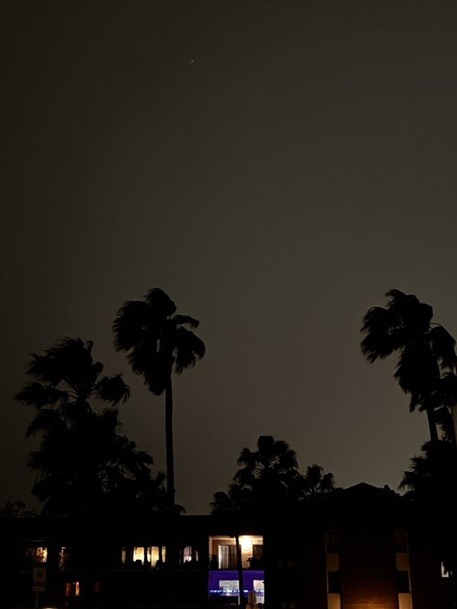 cool picture i took earlier https://t.co/ttNOHqD6yd