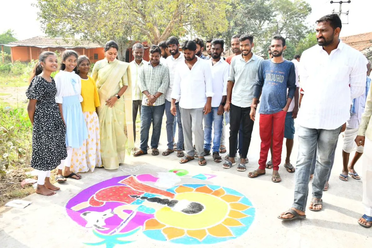 DrBogashravani's tweet image. ఈరోజు ధర్మపురి నియోజకవర్గం నేరెళ్ల గ్రామంలో సంక్రాంతి పండుగ సందర్భంగా నిర్వహించిన ముగ్గుల పోటీ కార్యక్రమంలో ముఖ్య అతిథిగా పాల్గొని విజేతలకు బహుమతులు అందించడం జరిగింది.

#sankranthimuggulu #Sankranthi2024