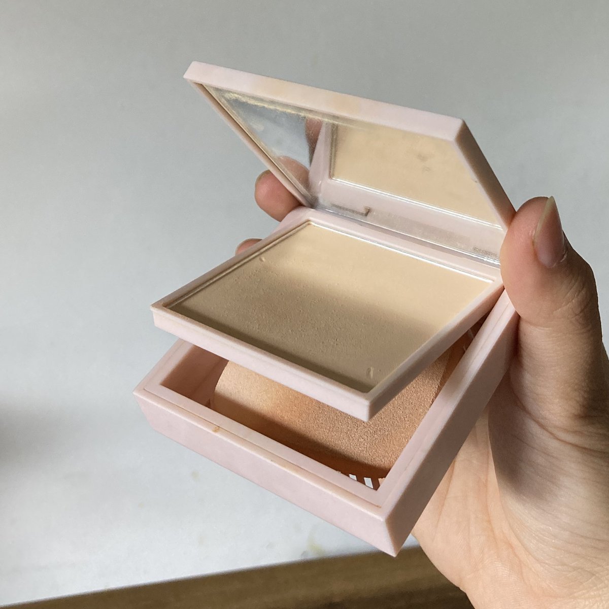 minteavalley's tweet photo. bedak terrrnyatu sama kulit (alias ga bikin dempul) yg aku punya! &amp; you have to try toooo

kalo kalian bingung pake bedak suka cemong2 cobain ini karena yg ini gampang di blend &amp; smo0oth texture 👀 https://t.co/8Qeo7djhRM