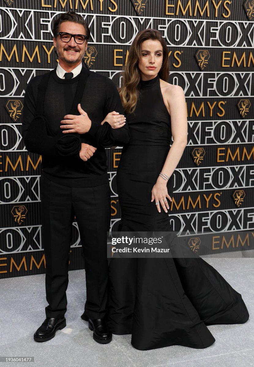 PedroPascalFR's tweet image. 📸 : Pedro Pascal et sa sœur, la magnifique actrice et mannequin, Lux Pascal à la cérémonie des Emmy Awards, hier soir à Los Angeles. ✨