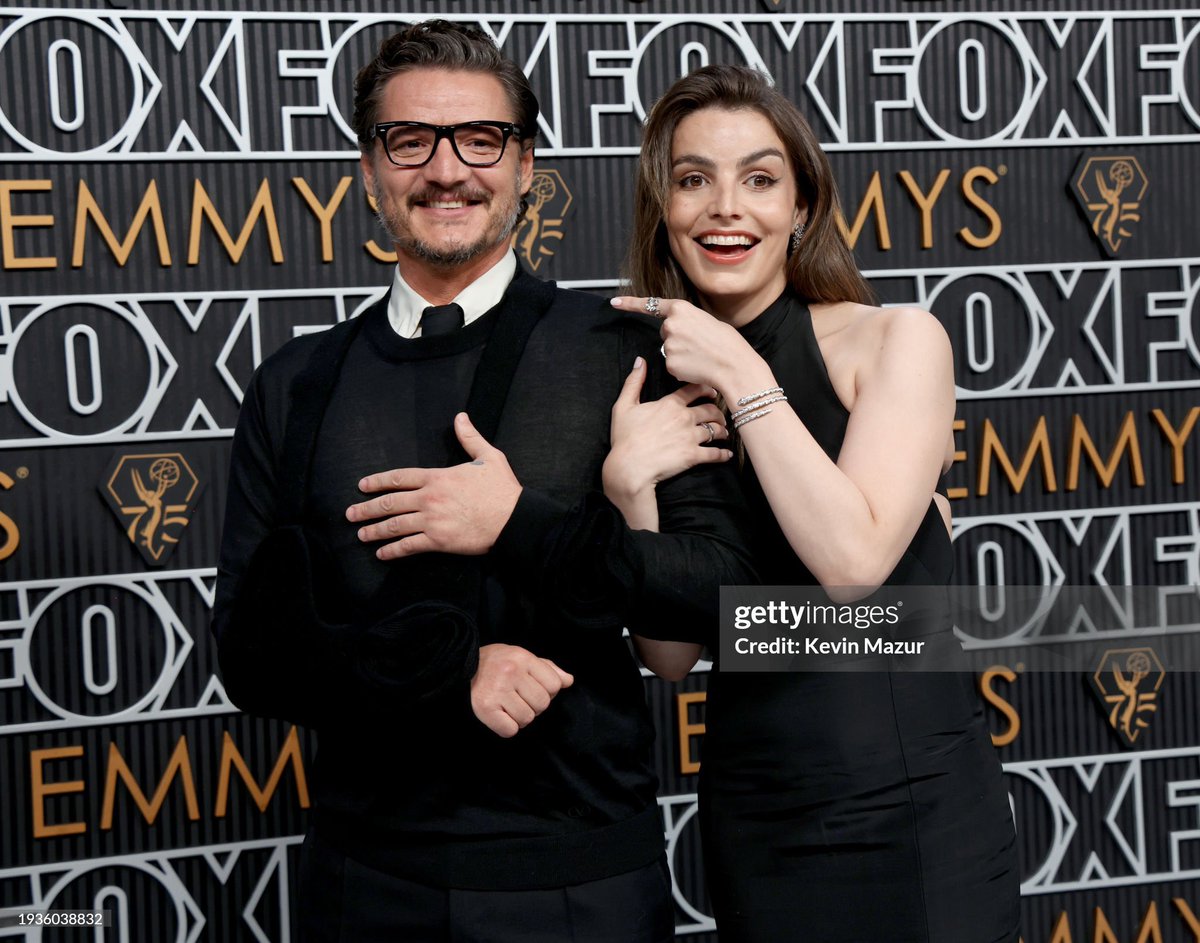 PedroPascalFR's tweet image. 📸 : Pedro Pascal et sa sœur, la magnifique actrice et mannequin, Lux Pascal à la cérémonie des Emmy Awards, hier soir à Los Angeles. ✨