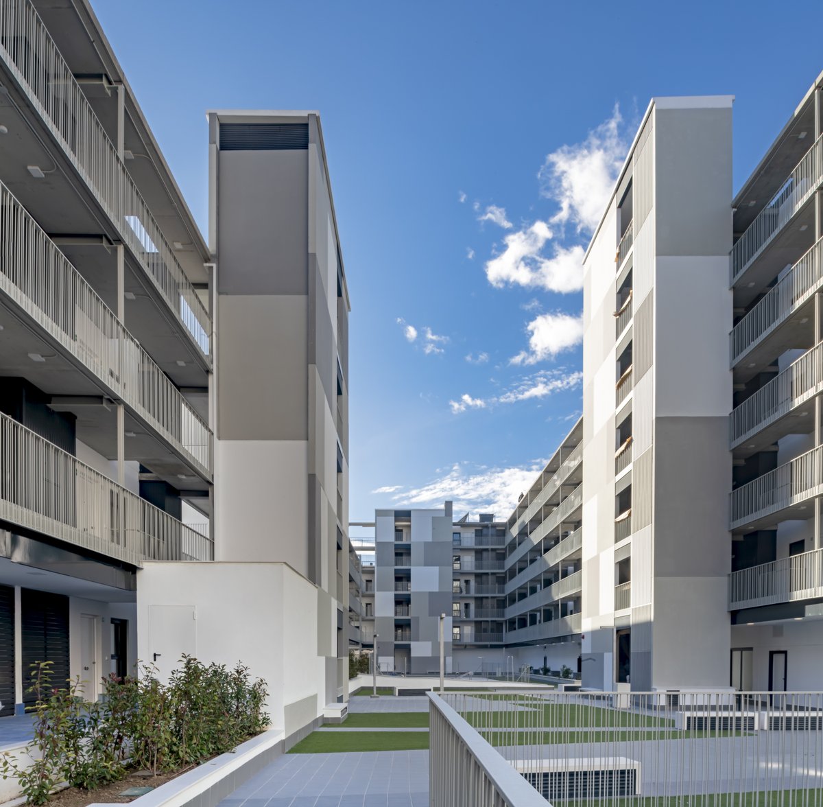 retokommerling's tweet image. La industrialización en altura en Residencial Móstoles destaca por su eficiencia en tiempos d construcción y recursos. Un modelo que desafía las convenciones y redefine la rapidez y sostenibilidad en la edificación.

hubs.la/Q02cN8Yh0

#ConstrucciónEficiente #Arquitectónica