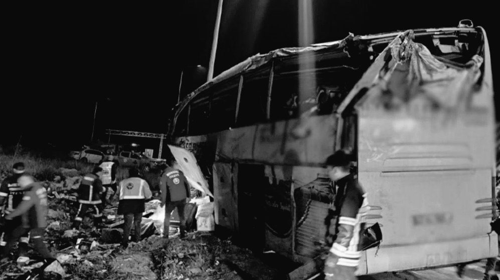 edipkip2's tweet photo. Mardin firmasına ait otobüsün Mersin Aydıncık'ta geçirdiği elim kazada hayatını kaybedenlere Allah'tan rahmet, yaralı vatandaşlarımıza acil şifalar diliyoruz. https://t.co/woyM61uCvO