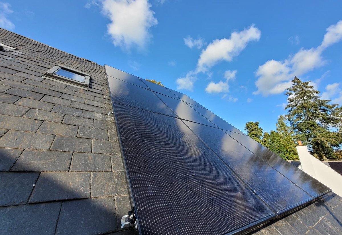 GreenwireSolar's tweet photo. An 8.7kWp PV system we installed in #Newbury using 21 x Trina Solar 415W panels, with 2 x Powerwall  batteries. The Trina panels have a transparent backing sheet, helping them blend into the slate roof &amp; a high power output/small 'footprint' - the perfect choice for this customer https://t.co/Qy3HdDBzHy