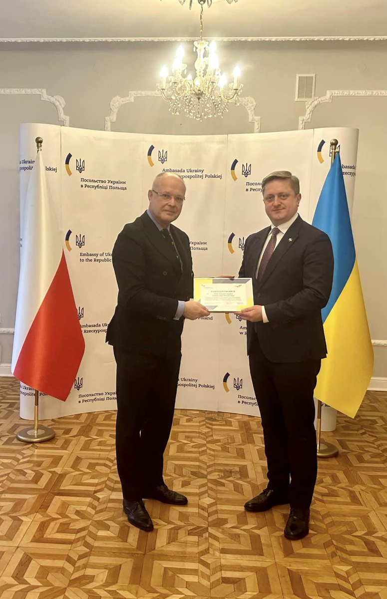 FederacjaMSP's tweet photo. Prezes 𝗧𝗼𝗺𝗮𝘀𝘇 𝗦𝘇𝘆𝗽𝘂ł𝗮 z wizytą w @UKRinPL.

W trakcie spotkania Ambasador Ukrainy w Polsce @Vasyl_Zvarych wyraził wdzięczność @PtakWarsawExpo za pomoc okazaną naszym sąsiadom ze wschodu. https://t.co/yGNlsryy4L