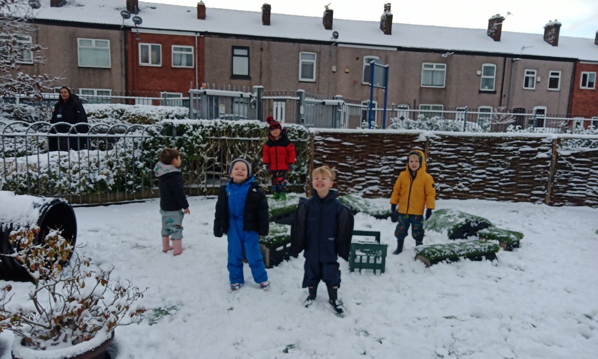 We enjoyed the snow this morning. We even managed to use our capacity skills when filling the pots with snow, discovering which held the most and which held the least❄️ <a href="/MrGSGC/">Mr Grogan</a>