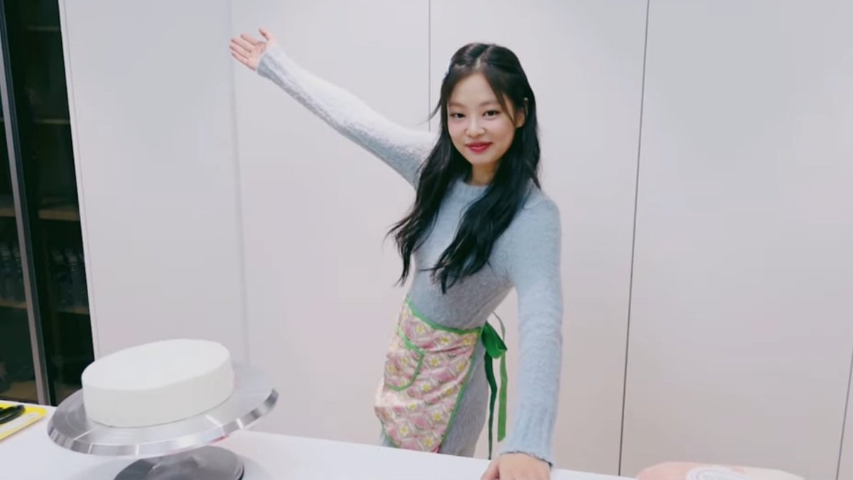 jennieaceitgirl's tweet photo. ill never get tired of saying: jennie best girl 🥹

she welcomed us to her company, made us laugh with her cake, bragged about the tree her staff made, wore all the gifts she received from her staff, and celebrated an achievement with us

MISS KOREA JENNIE DAY
#MoonlightJENNIEDay https://t.co/vnN8IRlaVl