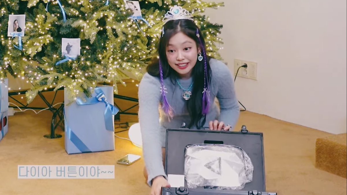 jennieaceitgirl's tweet photo. ill never get tired of saying: jennie best girl 🥹

she welcomed us to her company, made us laugh with her cake, bragged about the tree her staff made, wore all the gifts she received from her staff, and celebrated an achievement with us

MISS KOREA JENNIE DAY
#MoonlightJENNIEDay https://t.co/vnN8IRlaVl