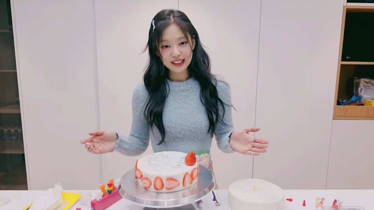 jennieaceitgirl's tweet photo. ill never get tired of saying: jennie best girl 🥹

she welcomed us to her company, made us laugh with her cake, bragged about the tree her staff made, wore all the gifts she received from her staff, and celebrated an achievement with us

MISS KOREA JENNIE DAY
#MoonlightJENNIEDay https://t.co/vnN8IRlaVl