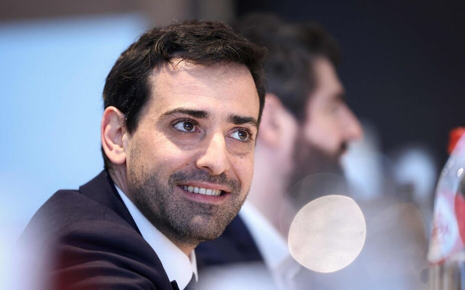 medias_citoyens's tweet photo. HARCÈLEMENT PUBLIC - Le parti des médias se repaît, depuis hier, des fautes de français du jeune ministre des affaires étrangères. Ce déchainement de propos méprisants et cyniques rappelle le harcèlement de cours de récréation. L'enfant dyslexique est moqué, humilié voire violenté parce-qu'il est "anormal", "pas comme nous".

Tout cela émane de journalistes qui mettent des plombes à rédiger leur petite intervention de 3 minutes consignée sur un prompteur ou une feuille de papier et préalablement corrigée par Word voire une assistante.