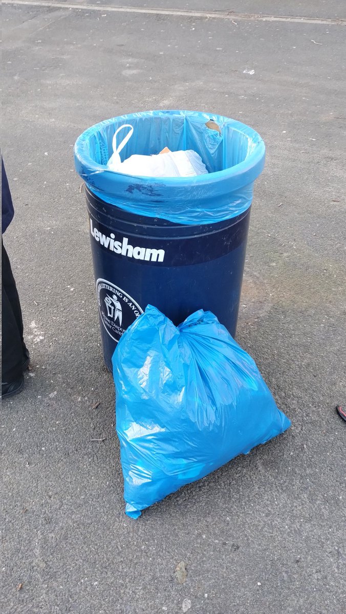 OurBellGreen's tweet photo. Four bags on the morning school run. #litter #rubbish #crapcouncil #se23 #sydenham #bellgreen @LewishamCouncil https://t.co/VUq2vNes6E
