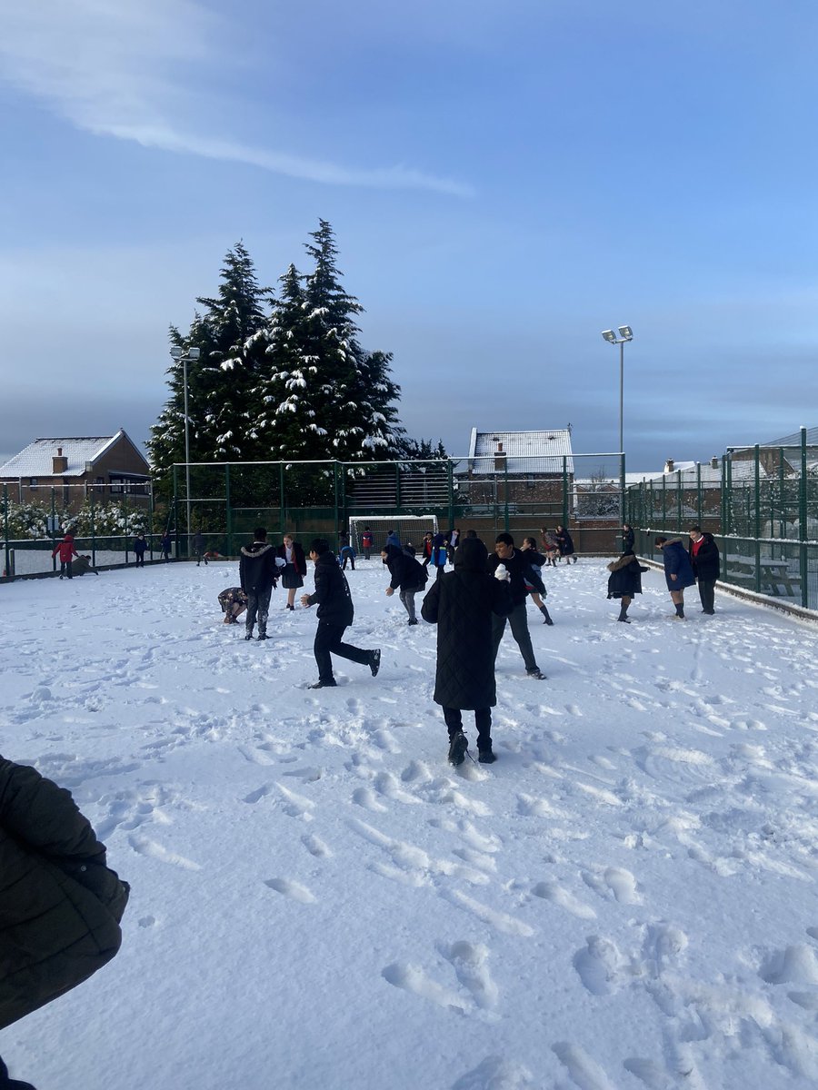 NewParkPrimary's tweet photo. Fun in the snow ❄️☃️ #NP_Y6 https://t.co/FpAv9O3Fgn