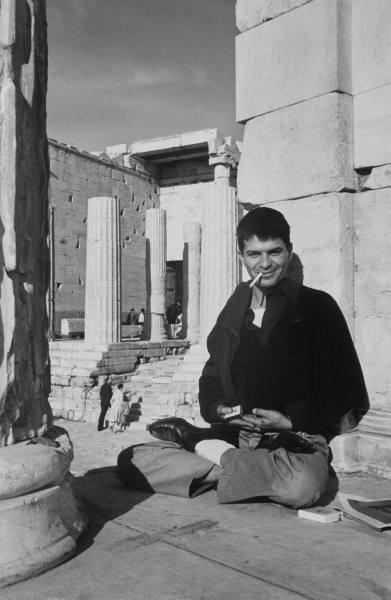 ProfesorJonk's tweet photo. Cuando niño
Cuando niño
vigilé las escaleras
fui monaguillo
volé los pájaros de Nueva York
Y en el campamento de verano
besé a la luna
en un barril de lluvia.
Gregory Corso.
No quería morir sino ser infinito. Y para nosotros lo fue.
#Efemeride #GregoryCorso #poeta #beat https://t.co/MNb4b5S78d