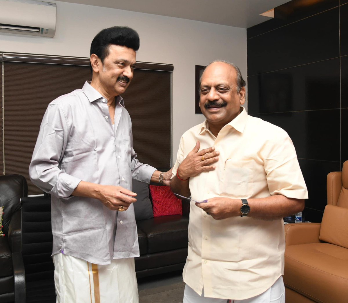 thamoanbarasan's tweet photo. தமிழ்ப்புத்தாண்டு - பொங்கல் திருநாளை முன்னிட்டு கழகத் தலைவர் - மாண்புமிகு தமிழக முதல்வர் அன்பு அண்ணன் தளபதி ( @mkstalin ) அவர்களை நேரில் சந்தித்து வாழ்த்து பெற்று மகிழ்ந்தபோது... https://t.co/z9kILnAM40