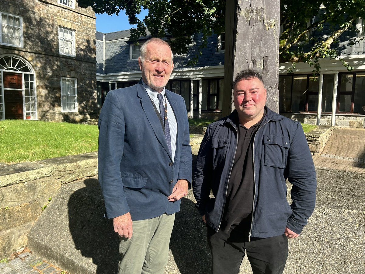 RhannuCartref's tweet photo. ⁉️ Pam fod y Cyng. Dilwyn Morgan ac ein cydlynydd Richard yn gwenu o glust i glust? Roedd Richard yn rhannu storïau am ein par Rhannu Cartref cyntaf! 

⁉️ Why is Cllr. Dilwyn Morgan and Richard our co-ordinator smiling so much? Richard was sharing stories about our first pair! https://t.co/GiN9kd0Jf6