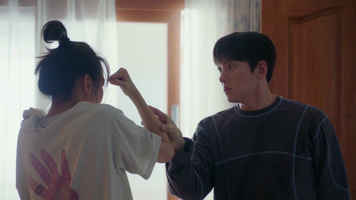 wanderlustxk's tweet photo. exact awkwardness and tension that i expects from this trope
#WelcomeToSamdalriEp3 #jichangwook #ShinHaeSun https://t.co/LXTssamIit