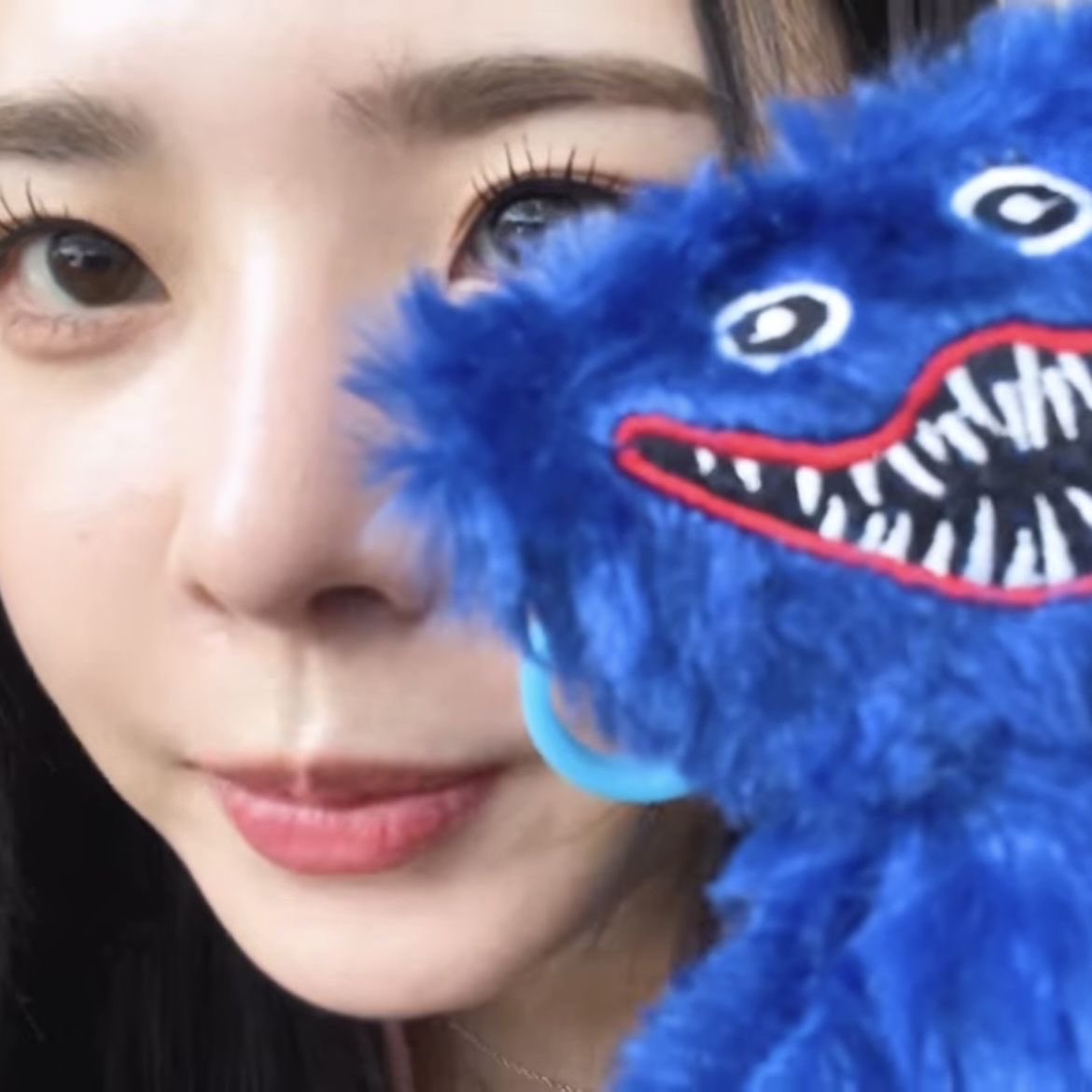 tripleSSSgames's tweet photo. Kotone with Huggy Wuggy from Poppy Playtime for pc! 💙
#tripleS #트리플에스 #kotone #코토네 https://t.co/XxhiteIYSJ