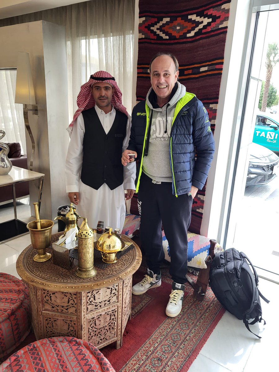 Da Riyad <a href="/mario_tenerani/">Mario Tenerani</a> alle prese con gli usi e costumi locali: assaggio del caffè arabo.

In attesa della semifinale di Supercoppa Italiana contro il Napoli, giovedì alle 20:00.

#LadyRadio #Fiorentina #Riyad #Supercoppaitaliana