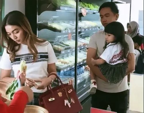 Foto yg bikin gempar para sosialita kelas atas
Pakai tas Hermes Birkin seharga 350 juta masih biasalah,banyak yg begini

Tapi..
Kalau sudah pakai kaos oblong Christian Dior seharga 17 juta,
kelasnya sudah gak main2 &amp; hanya dipakai utk ke supermarket.!

Ini sudah kelas konglomerat