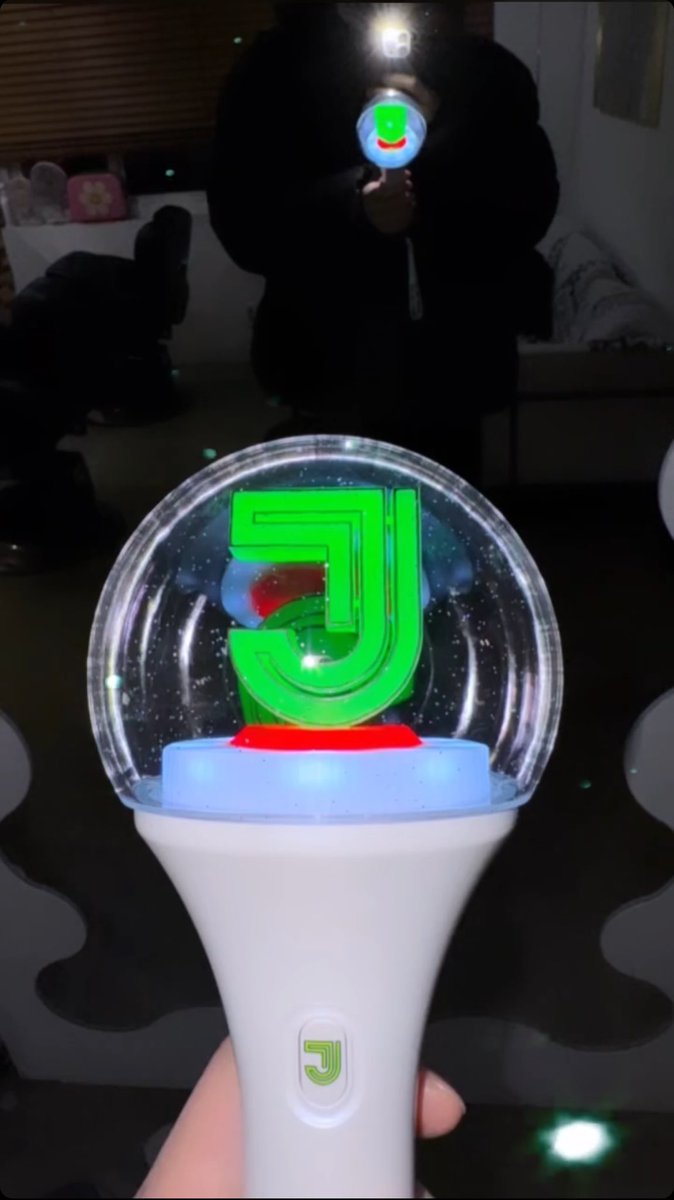 chiyuki29's tweet photo. @bornfreeonekiss ジェジュンOFFICIAL LIGHT STICKを持つジェジュンをIGstory動画でシェアしてくれてありがとう😊まるで雪が降ってるみたいね❄️どんなヘアスタイルになったのかな⁉️ "I'M TWENTY" in Seoulめっちゃ楽しみです💚❤️ 
#ジェジュン  
#J_JUN   
#iNKODE 
#_PARTY #IM_TWENTY https://t.co/bfonK2KAVY