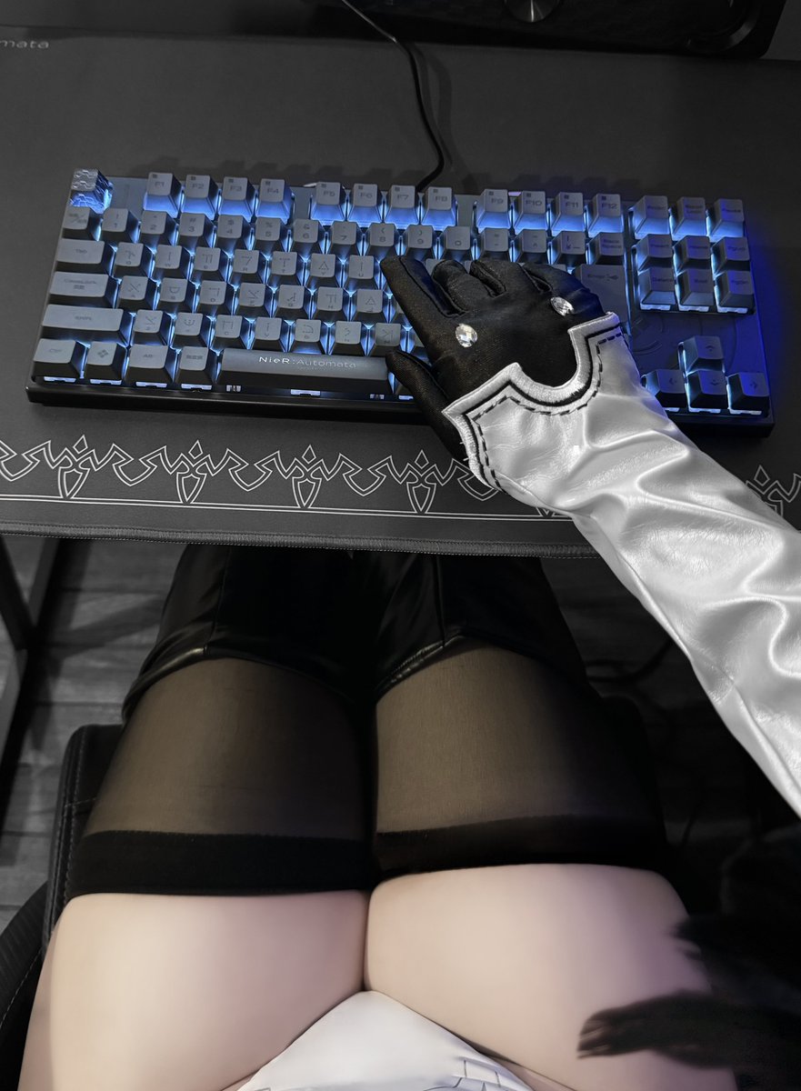 【ふもコレ × NieR:Automata Ver1.1a コラボキーボード/マウスパッド】

「ふもっふのおみせ様(@fumoshop)」からオトマタ Ver1.1aコラボのキーボードとマウスパッドをいただきました！⚔️✨

なんとキーボードの文字が天使文字になっている上、Escキーがブラックボックスに付け替えれちゃいます...！！

そしてマウスパッドは2Bのスカートのデザインになっていて最高にかわいいです👀🤍

#ふもレビュー 
#NieR  #PR