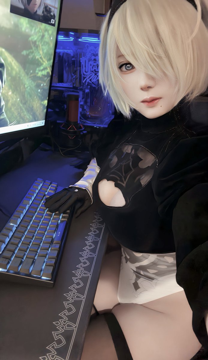 【ふもコレ × NieR:Automata Ver1.1a コラボキーボード/マウスパッド】

「ふもっふのおみせ様(@fumoshop)」からオトマタ Ver1.1aコラボのキーボードとマウスパッドをいただきました！⚔️✨

なんとキーボードの文字が天使文字になっている上、Escキーがブラックボックスに付け替えれちゃいます...！！

そしてマウスパッドは2Bのスカートのデザインになっていて最高にかわいいです👀🤍

#ふもレビュー 
#NieR  #PR