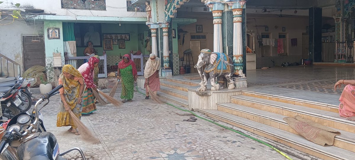 Jasdan_Np's tweet photo. "સ્વચ્છતા ત્યાં પ્રભુતા"ના સુત્રને સાર્થક કરવા જસદણ નગરપાલિકા દ્વારા શહેરી વિસ્તારમાં આવેલ મોટા રામજી મંદિરની આસપાસ સફાઈ ઝુંબેશ હાથ ધરવામાં આવેલ.
#JayShreeRam #temaple #Jasdan @PMOIndia @CMOGuj @sbmugujarat @rkbeniwalias @CollectorRjt @RajkotRegional @SDMJasdan @MamlatdarJasdan https://t.co/azAYhqliLE