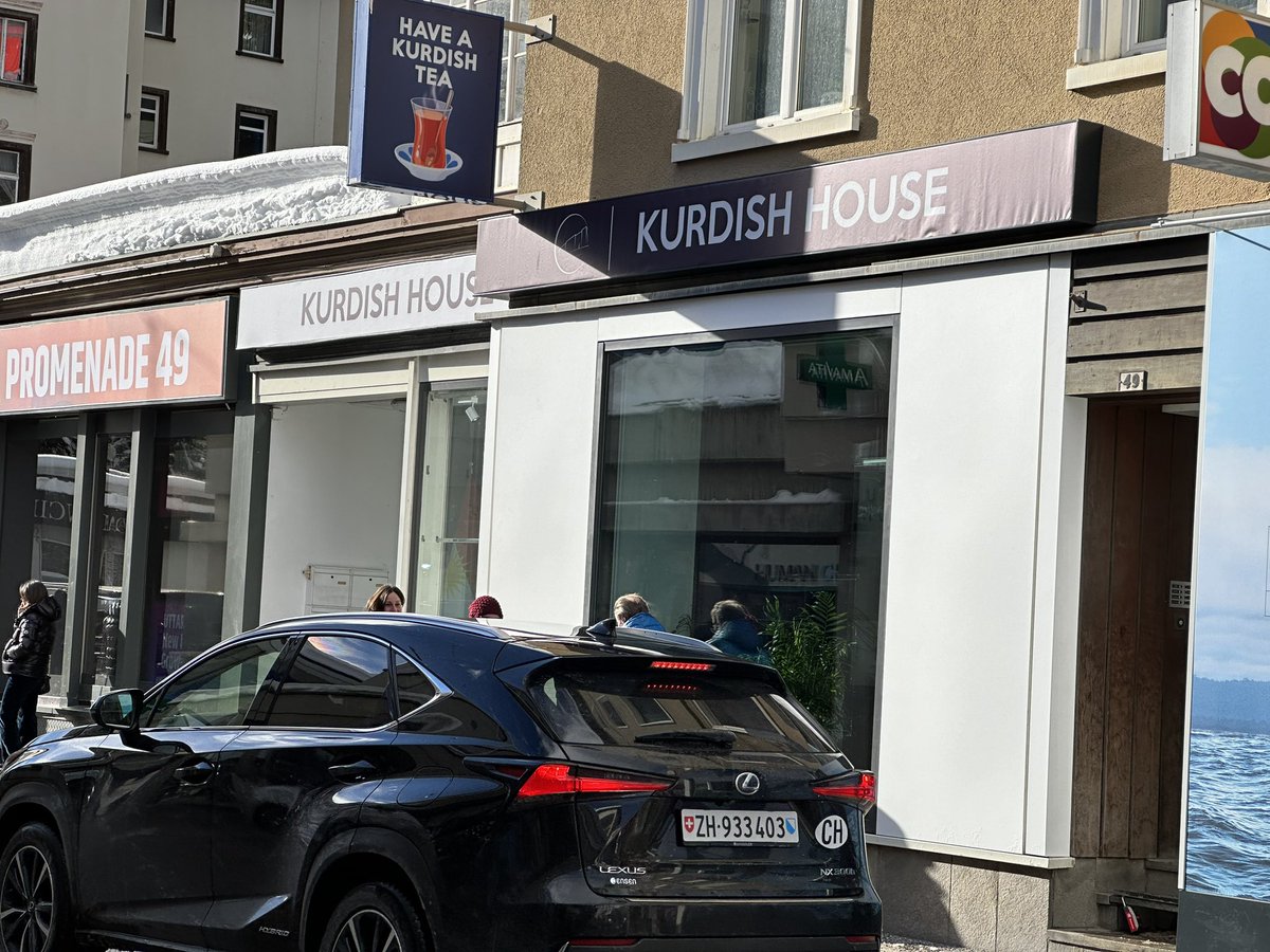MariaA_PardoJ's tweet photo. Junto a la casa nuestra hay muchas más. Del lado izquierdo está la casa de los kurdos y del lado derecho la casa de Arabia Saudí. Cerca están las casas de Grecia y de la India. 

Los costos de alquiler de este tipo de locales varían según el tamaño de los mismos. Es cierto que la inversión es alta, como todo en Davos en esta época, pero se trata de eso, de una inversión, no de un despilfarro. Toca ser un visionario, como lo es el presidente @petrogustavo, para comprender la importancia de hacer presencia aquí: la mejor vitrina del mundo.