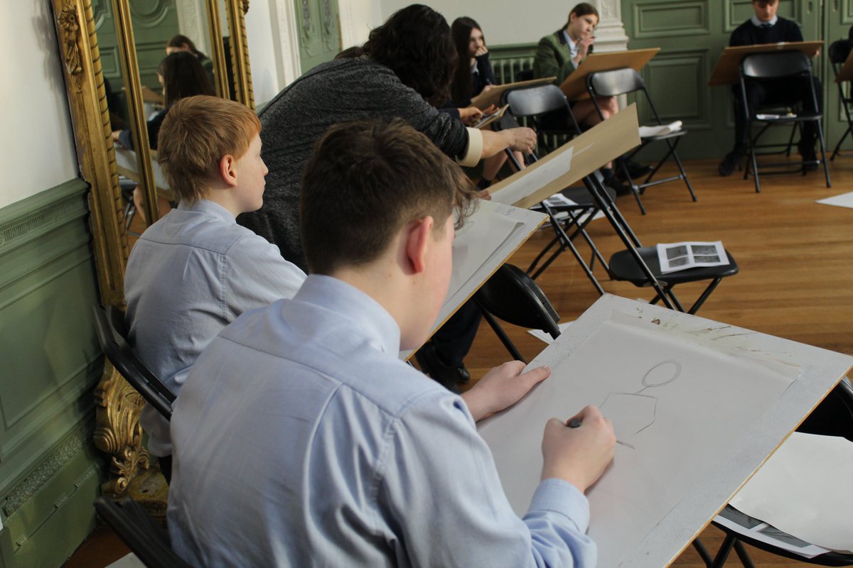 🎨 Exciting day for Year 9 <a href="/Tranby_Art/">Art Department</a> Enrichment. Huge thanks to Esther Cawley for a fantastic life drawing session. 🙌👩‍🎨 Our budding artists immersed themselves in creativity, resulting in some truly impressive work! 🖌️👏

#inspiringsubjectpassion