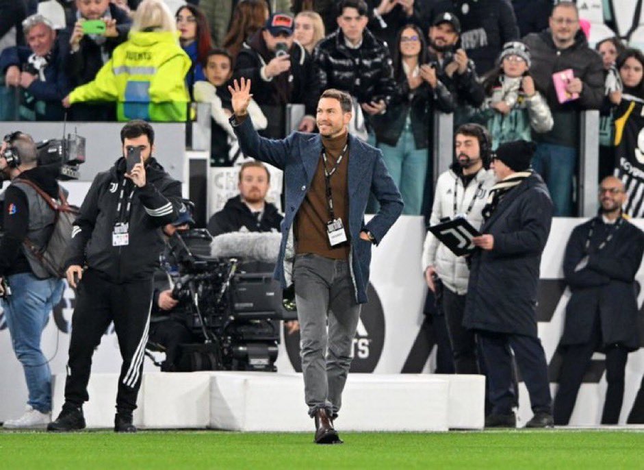 The_AJC_'s tweet image. Tanti Auguri Stephen #Lichtsteiner 

Forever a #Juventus Legend