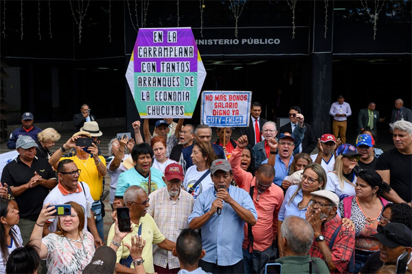 Venezuela Boosts Minimum Wage by 43% to Quell Growing Protests – Bloomberg  shorturl.at/lFLY4 #venezuela #maduroregime #minimumwage  #disgruntledpublicworkers #montlybonus