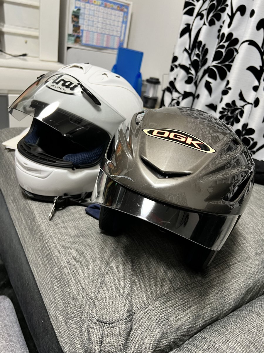 Ryuuki_sbt's tweet photo. ヤフオクでヘルメット二個セットでAraiのRX-7 RR4と、OGKのTELEOS2を購入しました!本命はAraiの方でOGKはおまけみたいなものです。Araiはサイズ感は小さめなのでLでちょうど良かったです。安く手に入ってめっちゃかっこよくて気に入ってます!
#Arai #rx7rr4 #ogk #teleos2 https://t.co/tBU52A2iSq