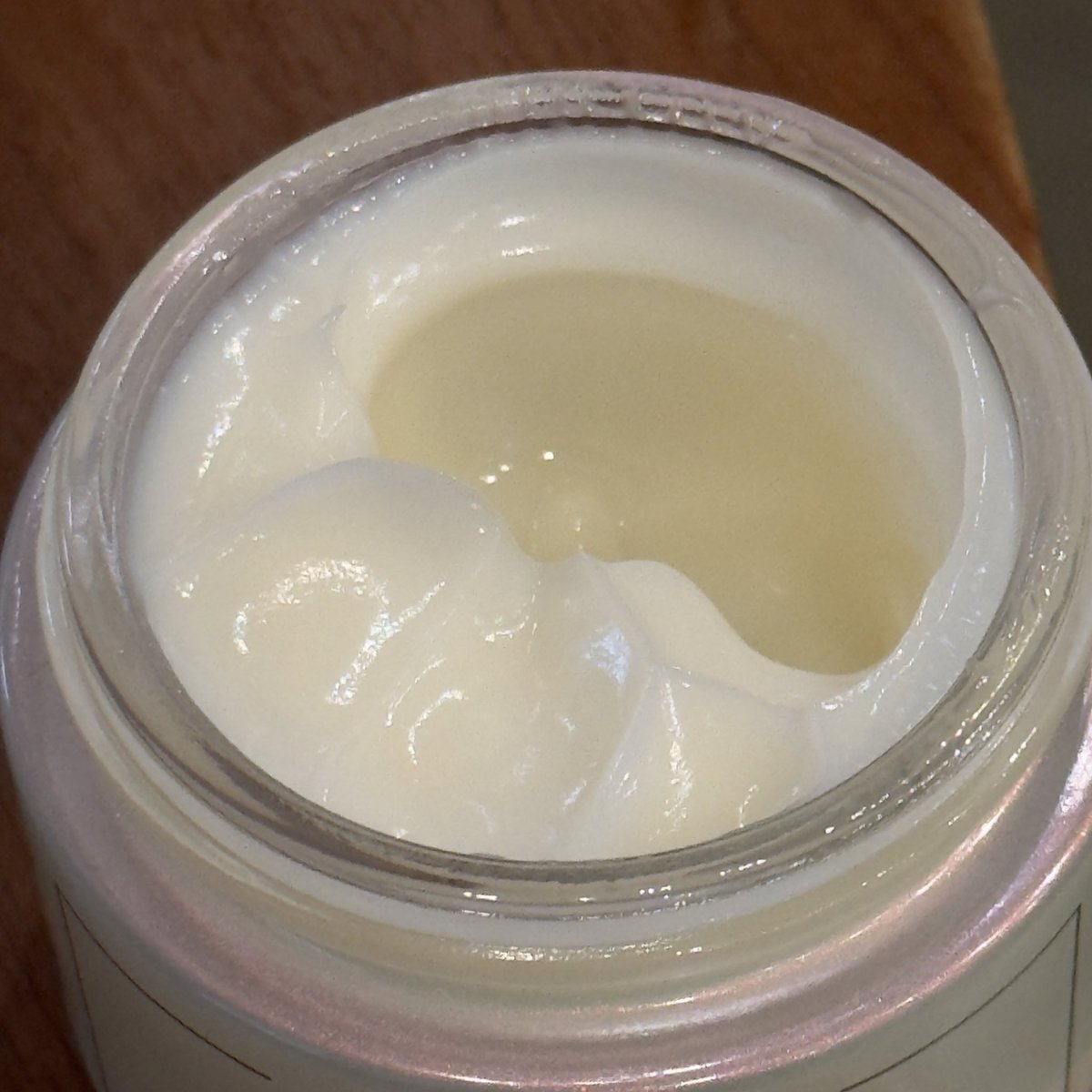 “kulit aku kusam bgt dan banyak bekas jerawat padahal udah pake ini itu, ada rekomendasi skincare yang oke gak?”

ada! walau jarang skincare yang fokusnya buat ngatasin masalah diatas secara sekaligus, tapi moisturizer ini bisa: