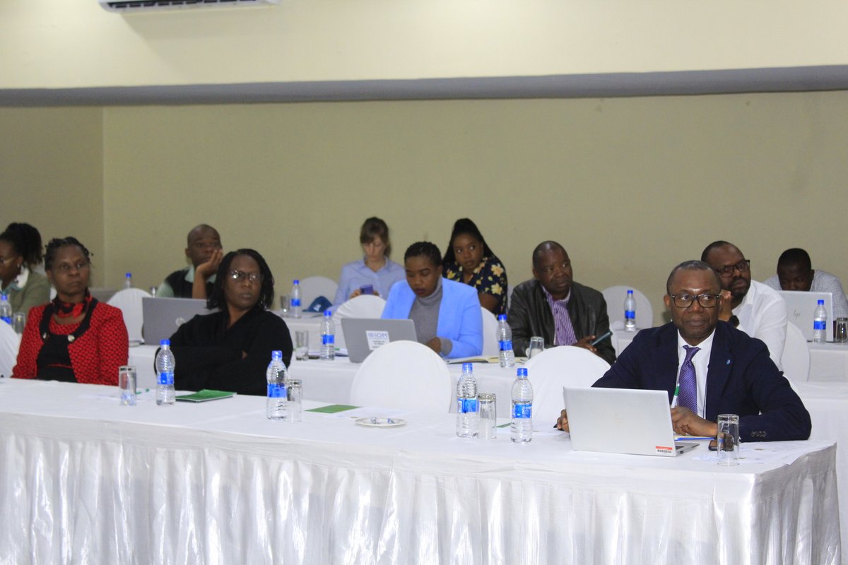 FAOMalawi's tweet photo. "The initiative will support building robust #AnimalHealthSystems and effective #OneHealth collaboration to combat zoonotic diseases & growing challenge of antimicrobial resistance", Mohammad Naeem of @FAOMalawi speaking during the launch of the project.
#ECTAD #USAIDGH https://t.co/i7DbIlhlFp
