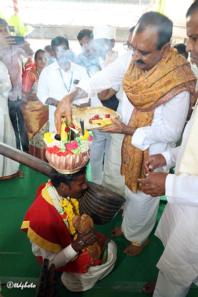 svbcttd's tweet image. SAFEGUARD COWS PROTECT CULTURE TTD CHAIRMAN
( గోవులను రక్షించుకుందాం.. సంస్కృతిని కాపాడుకుందాం- ⁠టీటీడీ చైర్మన్ శ్రీ భూమన కరుణాకర రెడ్డి )

#TTDevasthanams #GOPOOJA #savecows #TTD #ttdchairman #BhumanaKarunakarReddy