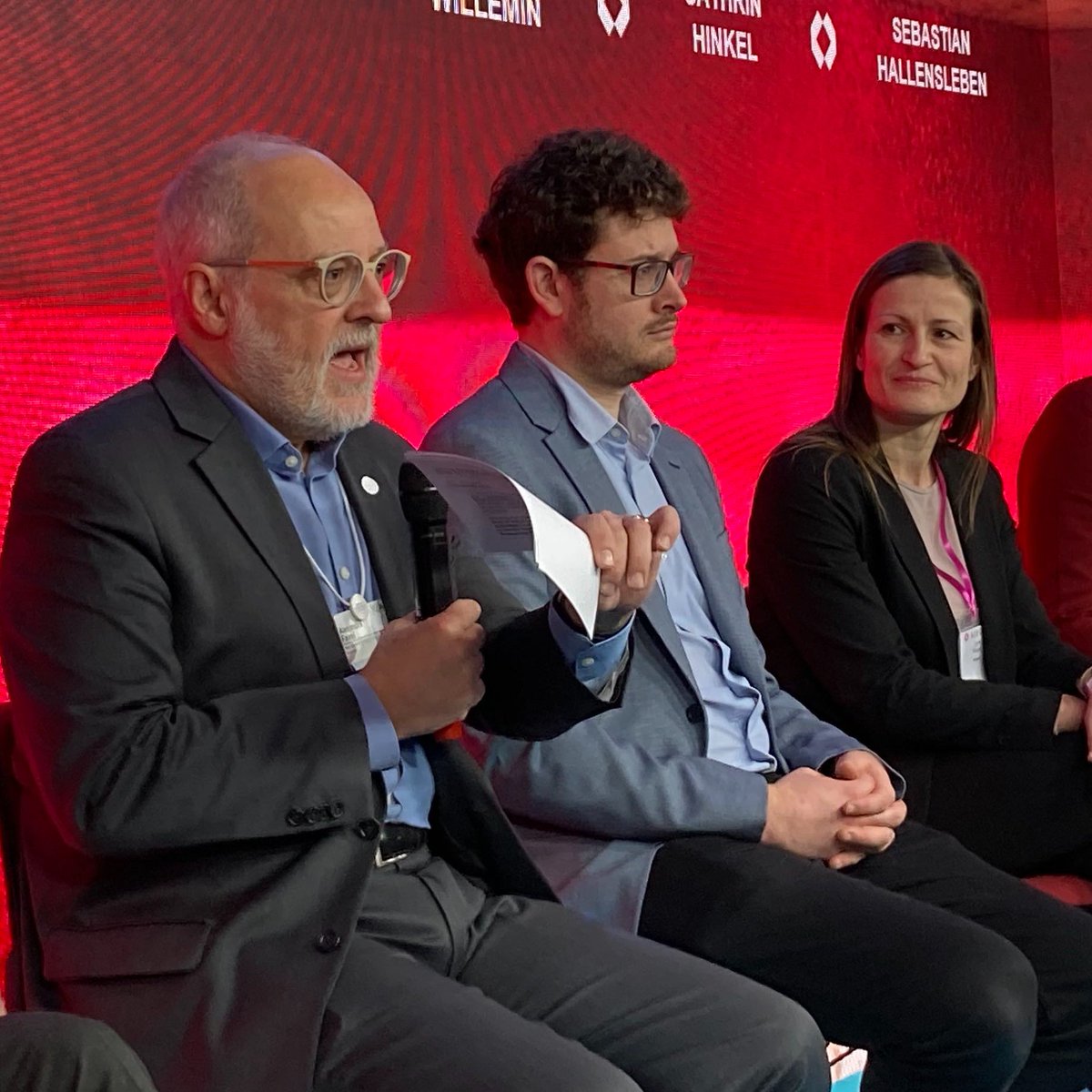 🇨🇭 @ #WEF2024: With the Swiss Call for Trust & Transparency, @EDA_DFAE +partners are launching a redteaming pilot network for gen AI. The initiative aims to gain shared experience in risk exploration+mitigation to work towards effective, standardized AI testing. #ResponsibleAI