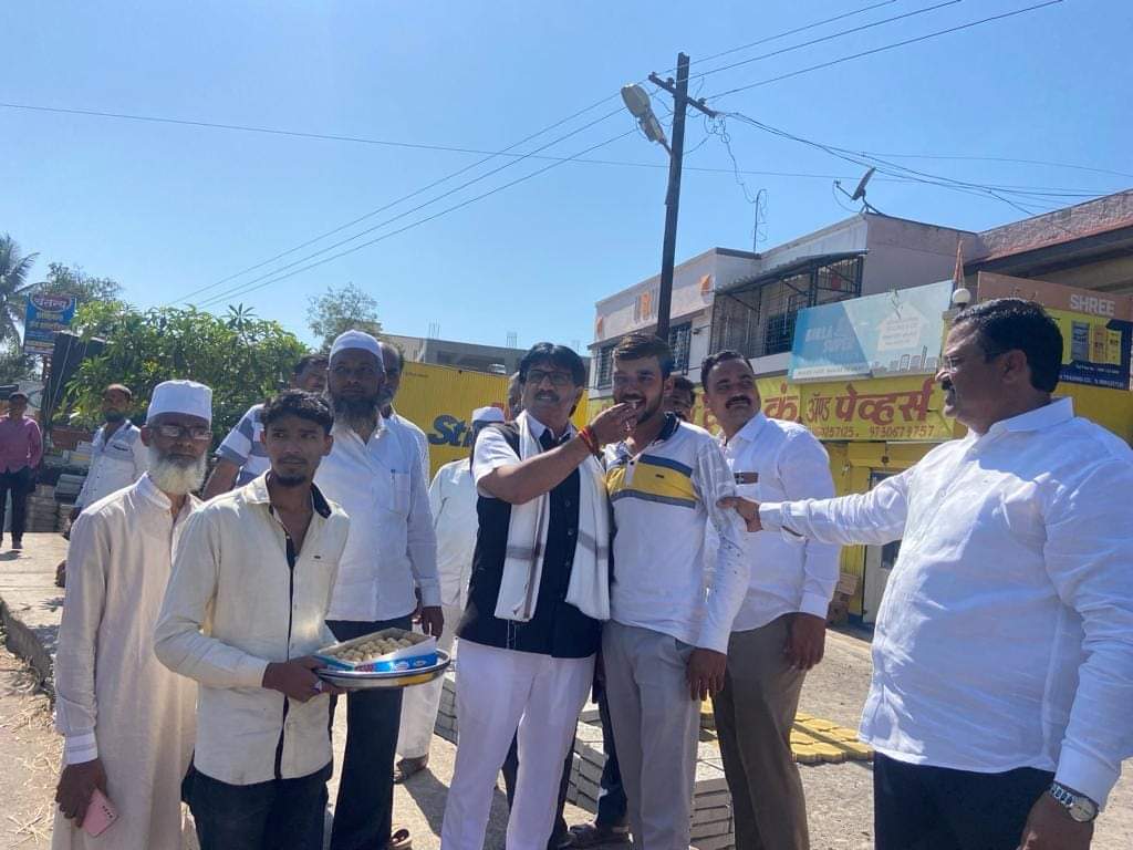 mlasharadsonwne's tweet photo. गोद्रे, ता.जुन्नर येथे छत्रपती शिवरायांचा जगातील सर्वात उंच पुतळा व जगातील सर्वात उंच भगवा स्वराज्य ध्वज या शिवकार्याचे भूमिपूजन १२/१/२०२४ रोजी झाले यानिमित्ताने आळे गाव येथील शिवरायांचा मुस्लिम मावळा, माझे जिवलग सहकारी सादिकभाई अत्तार यांनी आळे गावात पेढे वाटून आनंद व्यक्त केला. https://t.co/Tw01zIjEiO