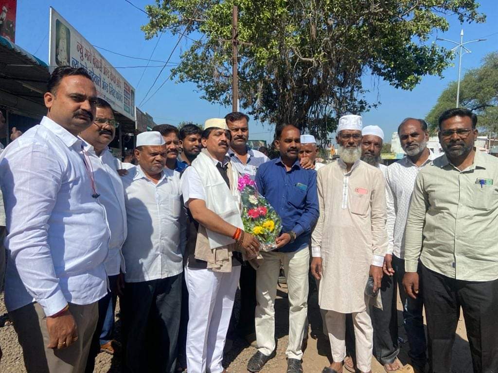 mlasharadsonwne's tweet photo. गोद्रे, ता.जुन्नर येथे छत्रपती शिवरायांचा जगातील सर्वात उंच पुतळा व जगातील सर्वात उंच भगवा स्वराज्य ध्वज या शिवकार्याचे भूमिपूजन १२/१/२०२४ रोजी झाले यानिमित्ताने आळे गाव येथील शिवरायांचा मुस्लिम मावळा, माझे जिवलग सहकारी सादिकभाई अत्तार यांनी आळे गावात पेढे वाटून आनंद व्यक्त केला. https://t.co/Tw01zIjEiO