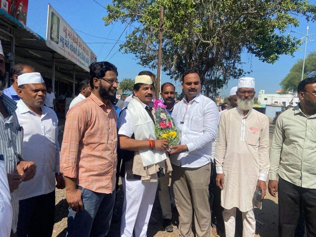 mlasharadsonwne's tweet photo. गोद्रे, ता.जुन्नर येथे छत्रपती शिवरायांचा जगातील सर्वात उंच पुतळा व जगातील सर्वात उंच भगवा स्वराज्य ध्वज या शिवकार्याचे भूमिपूजन १२/१/२०२४ रोजी झाले यानिमित्ताने आळे गाव येथील शिवरायांचा मुस्लिम मावळा, माझे जिवलग सहकारी सादिकभाई अत्तार यांनी आळे गावात पेढे वाटून आनंद व्यक्त केला. https://t.co/Tw01zIjEiO