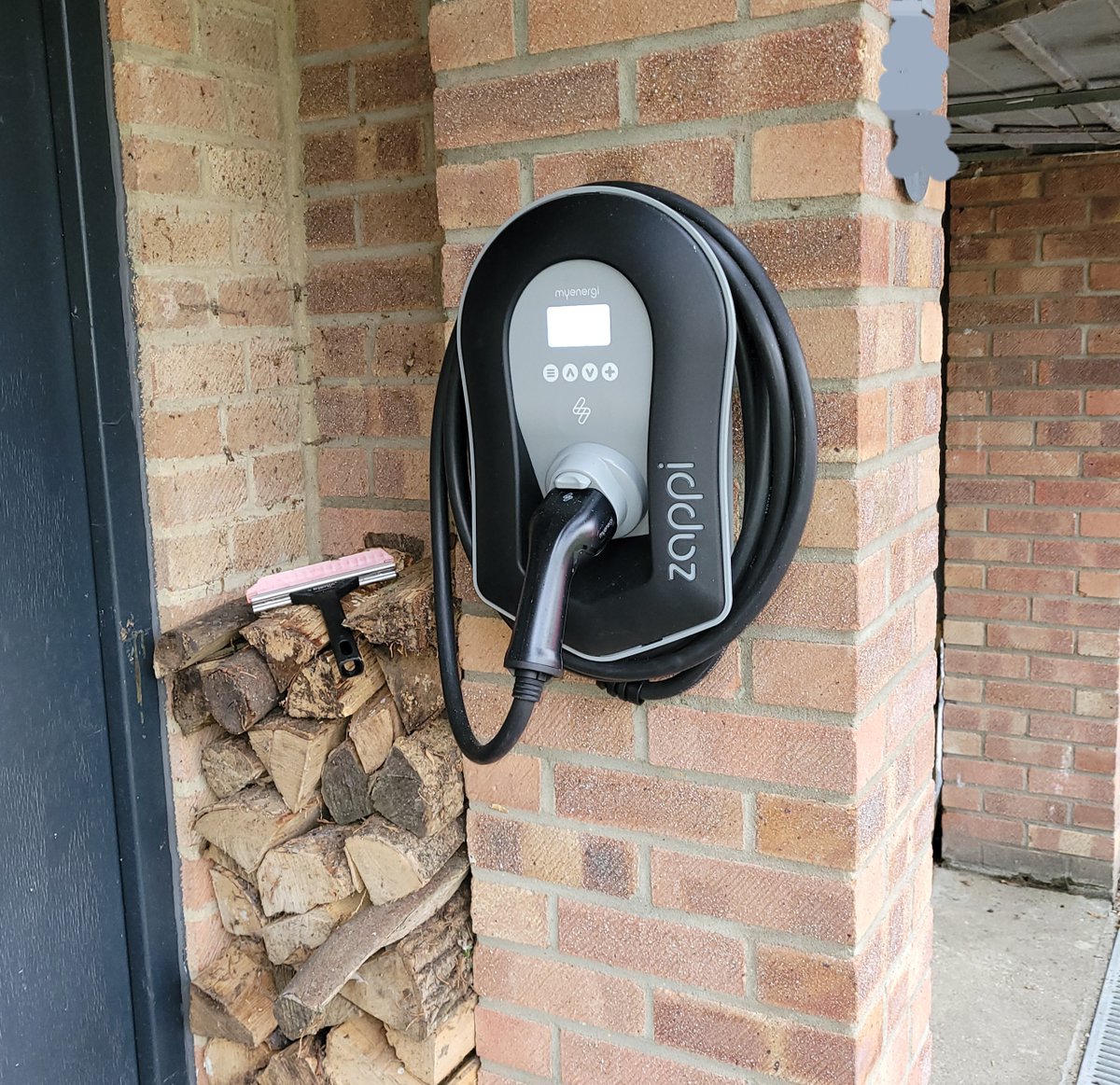 A 9.1kWp PV system we installed in #Newbury using 22 x Trina Solar 415W panels which we think look stunning! With 2 x Growatt Inverters installed in the garage. The installation also included a Zappi EV charger for an imminent EV purchase &amp; an Eddi water heating diversion device