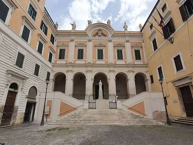 A Roma, fin dal 1437 si svolgeva sul sagrato della chiesa dell’Esquilino intitolata a Sant'Antonio Abate la benedizione degli animali. Dagli inizi del Novecento, la cerimonia su svolge sulla scalinata di Sant’Eusebio. 👉 turismoroma.it/it/page/gennai… 📸 IG artlettfiloarcheo #VisitRome