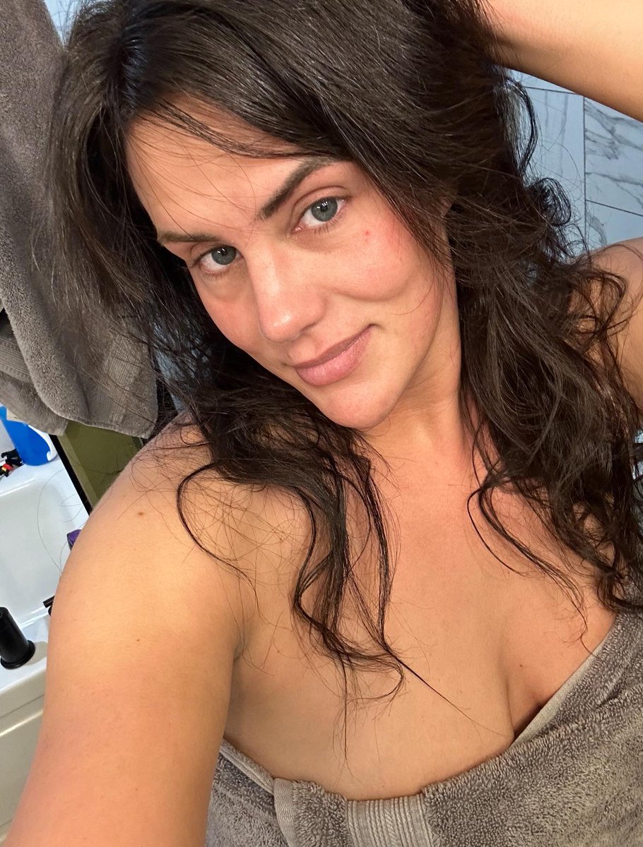 MomsGoneWild8's tweet photo. Can i dm you after shower selfie? https://t.co/vzje11gtZB