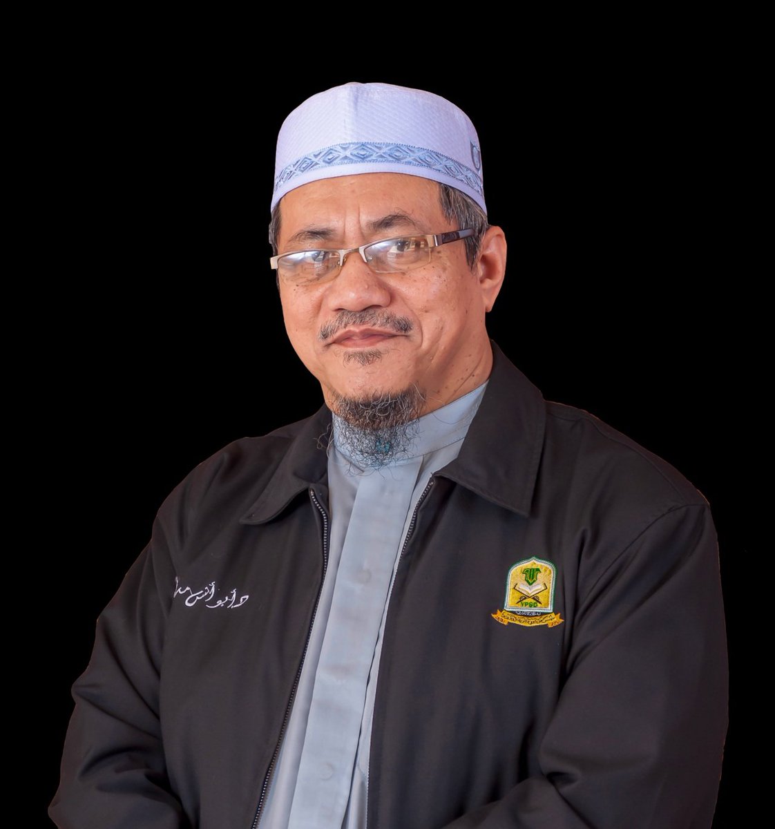 ZacZakirin13's tweet photo. Aku sebagai orang awam, lebih suka dengar ceramah Ustaz yang suka mengajak orang awam utk beribadah dengan sunnah-sunnah yang disandarkan pada dalil-dalil sahih. Contohnya:

1. Jika nak berzikir, berzikir seperti yang diajar oleh Rasulullah SAW, tanpa perlu terkinja-kinja di kubur, atau berkumpul di dewan secara beramai-ramai.

2. Jika nak berselawat, selawatlah dimana-mana sahaja tanpa perlu ada majlis gendang-gendang sehingga menggangu jiran tetangga.

3. Jika mahu berdoa, berdoalah secara sendirian, bangun solat malam, waktu ini mintalah apa yang nak minta sebab itu antara golden hour yang betul-betul memisahkan kita dengan hal dunia untuk lebih dekat dengan Allah. Tak perlu sikit-sikit minta doa para "wali" sampai bertabarruk secara melampau.

Seriously, kuliah-kuliah Dr MAZA dan Dr Abu Anas Madani ini sangat lazat didengari untuk kuatkan hati dan belajar amalan-amalan sahih. Dan tolong tinggalkan mana-mana Ustaz yang suka cerita khurafat seperti Nabi Adam turun gunung jerai atau cerita-cerita rekaan untuk kelazatan pendengar.