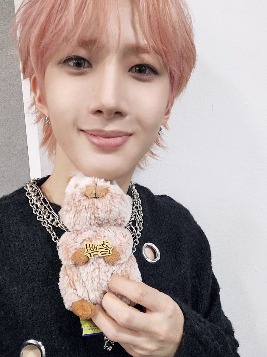 CUBE_PTG's tweet photo. [📸] HUI 1st Mini Album [WHU IS ME : Complex] SHOW-CON D-DAY

무대를 찢는 후토벤 🎶 후이의 솔로 데뷔 D-DAY! 
두근구근 얼마 남지 않은 시간 🕖
함께 즐겨요 유니버스 💘

#후이 #HUI 
#WHU_IS_ME_Complex
#흠뻑 #Hmm_BOP https://t.co/eLcVchtot8