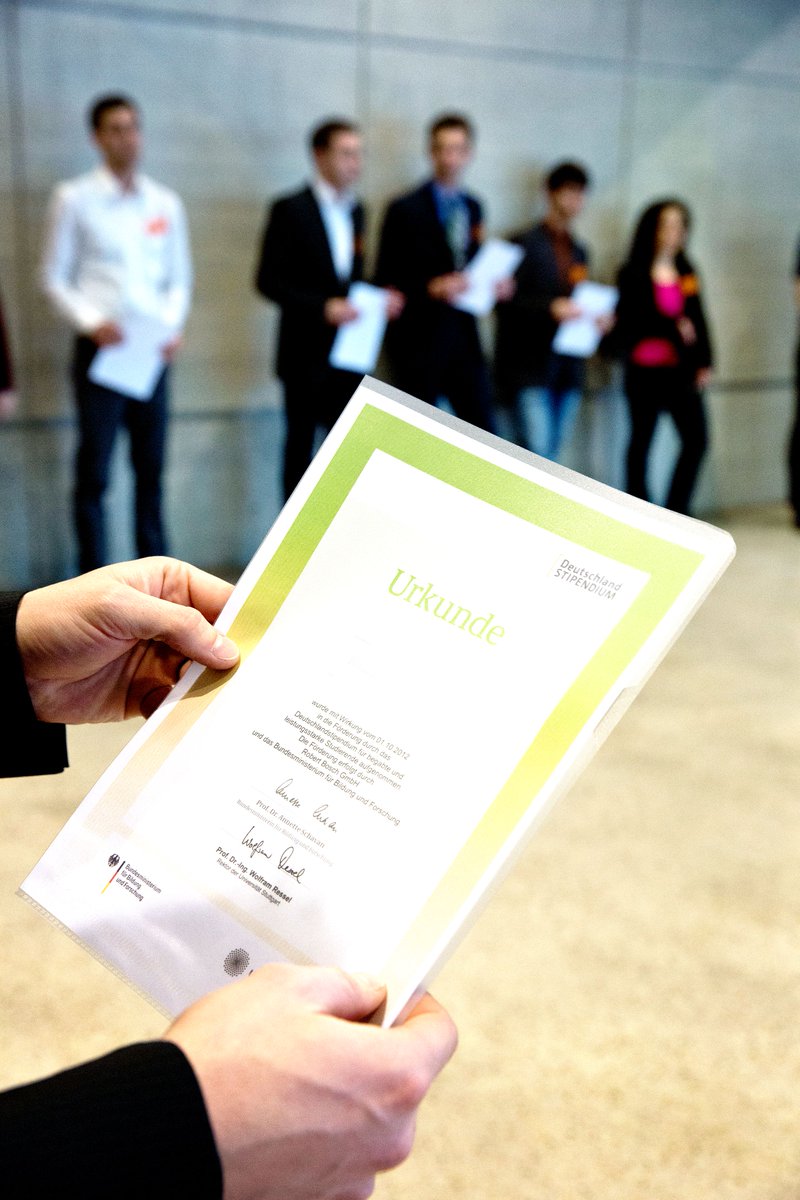 Uni_Stuttgart's tweet photo. 📣Jetzt für das #Deutschlandstipendium bewerben: Studierende der #UniStuttgart können sich vom 16.-25. Jan 2024 für das #DStip bewerben. Neben guten Noten werden viele weitere Kriterien berücksichtigt.💪🎓Die Förderung beträgt 300€ monatl. 👉https://t.co/dcsKaw2bgf
@BMBF_Bund https://t.co/s8EBH9Z8Pt